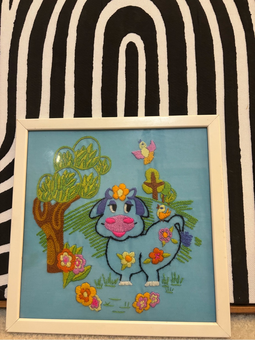 VINTAGE NEEDLEPOINT / EMBROIDERED COW & PROFESSIONALLY FRAMED IN GLASS! - Picture 1 of 13